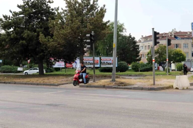 eskisehirde-motosikletli-trafik-kurallarini-ihlal-etti-LQ5R2kHH.jpg